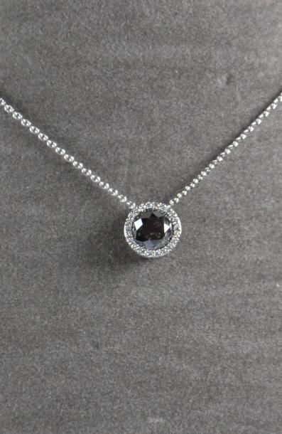 null Pendentif or blanc centré d'un rare diamant noir taille moderne pour 1,40 c...