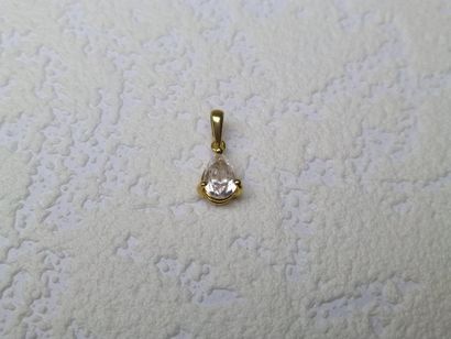 null Pendentif or jaune soutenant une pierre blanche de forme poire - 0,86 g