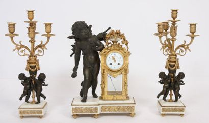 null GARNITURE DE CHEMINEE "AUX AMOURS" LOUIS XVI

Comprenant une pendule de forme...