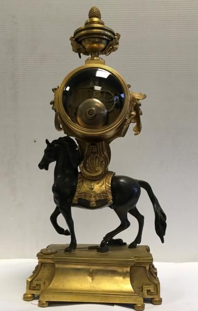 null PENDULE "AU CHEVAL" LOUIS XVI

En bronze doré et pâtiné figurant un cheval au...