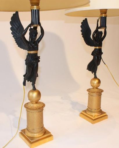 null PAIRE DE LAMPES ATHENIENNES

Représentant une paire de Victoires ailées en bronze...