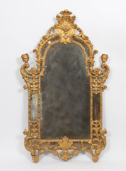 null JOLI MIROIR A PARE-CLOSES REGENCE

En bois doré et sulpté à motifs de coquilles,...