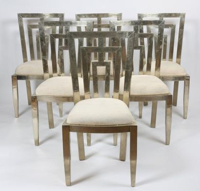 null SUITE DE SIX CHAISES EN MAICHECHORT 

En bois recouvert d'une feuille de métal,...