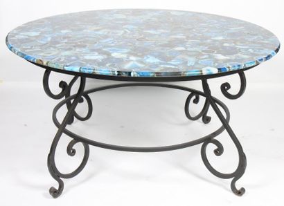 null GRANDE TABLE RONDE EN PIERRES DURES

De couleur pierre d'agathe, de forme circulaire...