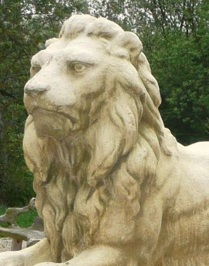 null PAIRE DE STATUES "LIONS COUCHES"

En pierre reconstituée

Epoque XXème siècle

H...