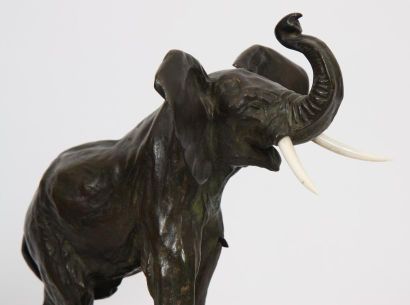 null BRONZE ART DECO "ELEPHANT BLESSE" DE OSCAR WALDMANN (1856-1937)

En bronze patiné,...