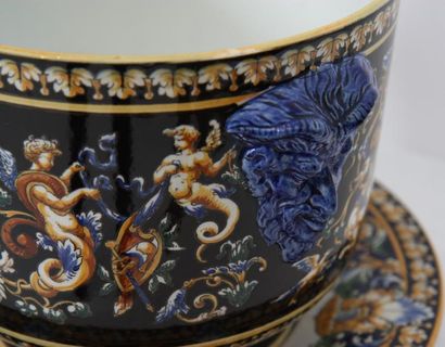 null CACHE POT EN GIEN 

A décor polychrome Renaissance d'arabesques sur fond noir...