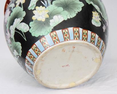 null CACHE-POT AQUARIUM CHINE

En porcelaine à décor polychrome de fleurs et d'oiseaux...