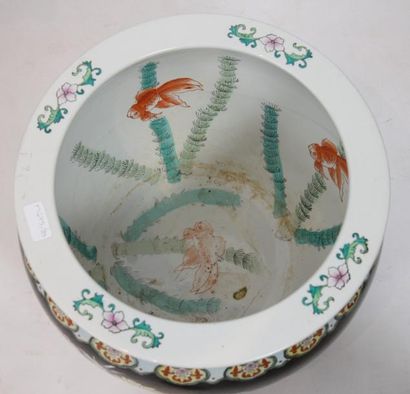 null CACHE-POT AQUARIUM CHINE

En porcelaine à décor polychrome de fleurs et d'oiseaux...