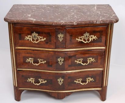 null PETITE COMMODE MARQUETEE LOUIS XIV

En marqueterie de bois de placage en frisage,...