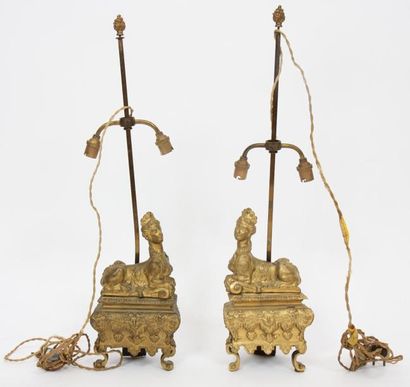 null PAIRE DE CHENETS LOUIS XIV MONTES EN LAMPES

A figure de sphynge accroupie sur...