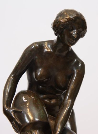 null BRONZE "FEMME A LA CRUCHE" DE JULIEN CAUSSE (1869-1909)

Bronze patiné signé...