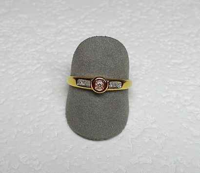 null Bague or jaune en serti clos d'un diamant rond taille brillant moderne, anneau...