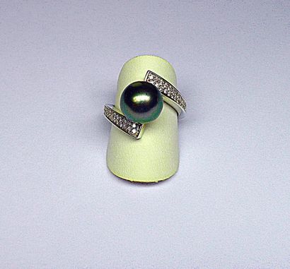 null Bague or blanc soutenant une perle de Tahiti diamètre 10/ 10,5 mm anneau vrillé...