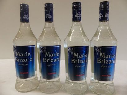 null 4 vieilles bouteilles de Marie Brizard Extra Fine 70 cl 25 % vol.