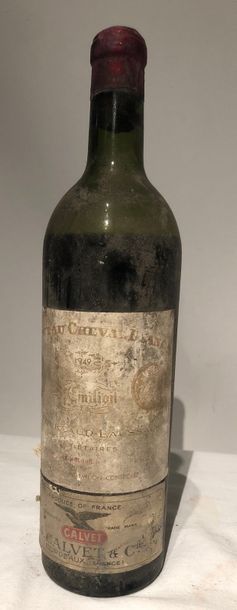 null 1 bouteille de "Château CHEVAL BLANC" 1949

Niveau basse épaule-vidange.