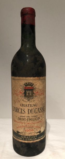 null 1 bouteille de "Château LARCIS DUCASSE" 1964

Niveau haute épaule.