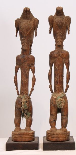 null PAIRE DE STATUETTES AFRICAINES "COUPLE EN PIED"

En bois sculpté, reposant sur...