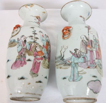 null ENSEMBLE DE 2 VASES BALUSTRES CHINE

En porcelaine à décor polychrome de personnages....