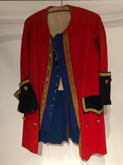 null VESTE DE GARDE LOUIS XV

Marque "CHANTEAU costumier au Mans".

Bon état général...