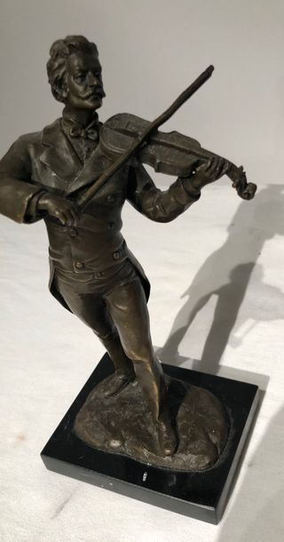 null PETIT BRONZE "LE VIOLONISTE"

Bronze patiné, signé sur la terrasse "Charles...