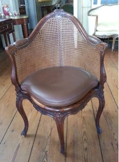 null FAUTEUIL DE BUREAU CANNE LOUIS XV

En bois naturel sculpté à motif de fleurettes,...