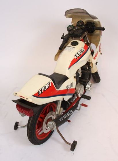 null MOTO D'ENFANT ELECTRIQUE EN PLASTIQUE "HONDA FVC 500"

Bon état d'usage.

Epoque...