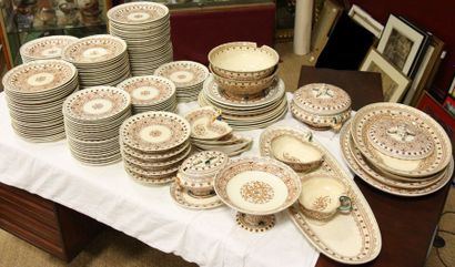 null IMPORTANT SERVICE DE TABLE EN LONGWY "MODELE HENRI II" 180 PIECES ENV.

En faience...