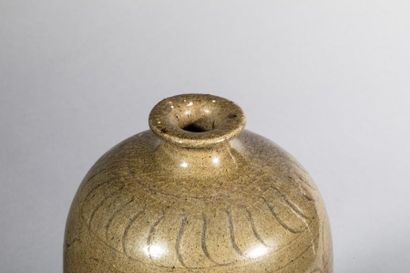 null Vase meïping en porcelaine du Longquan à décor de frises de pivoines et feuillages...
