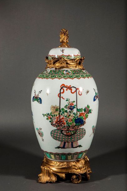 null Potiche couverte en porcelaine de la famille verte décorée en émaux polychromes...