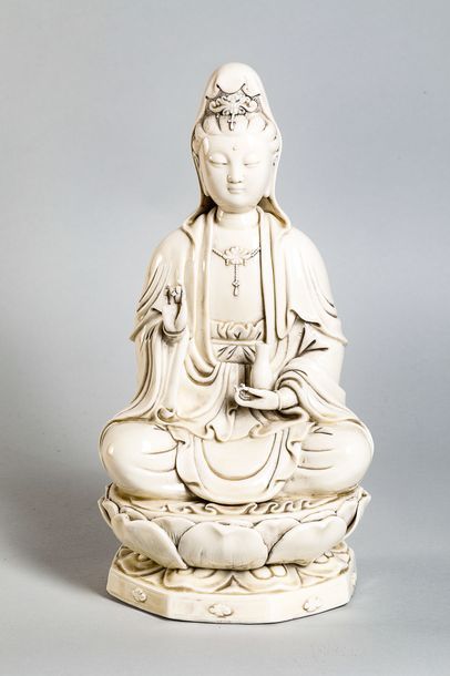 null Le Boddhisattva Kwan yin assis en méditation sur un socle lotiforme à double...
