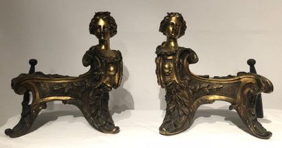 null PAIRE DE CHENETS "A FIGURES FEMININES" REGENCE

En bronze doré à motifs de têtes...