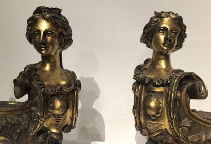 null PAIRE DE CHENETS "A FIGURES FEMININES" REGENCE

En bronze doré à motifs de têtes...