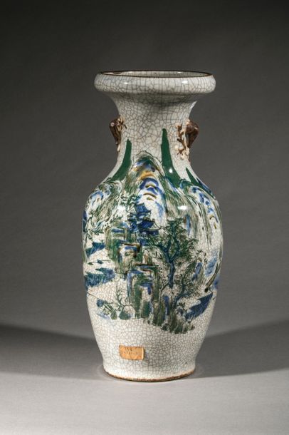 null Vase balustre en porcelaine de Nankin décoré d'un paysage montagneux sur glaçure...