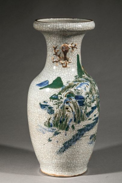 null Vase balustre en porcelaine de Nankin décoré d'un paysage montagneux sur glaçure...