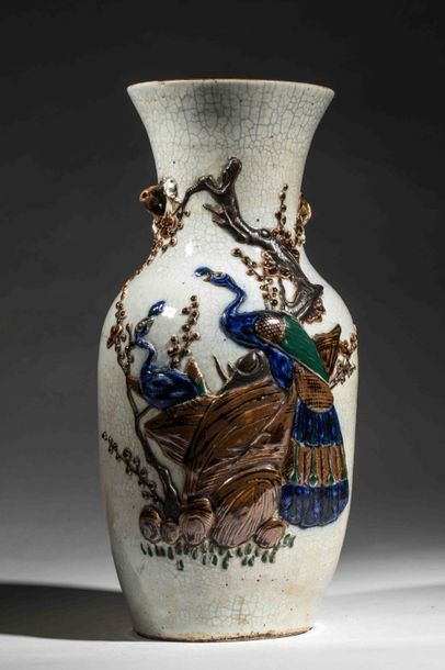 null Vase balustre en porcelaine de Nankin décoré de killins en émaux bleus sur glaçure...