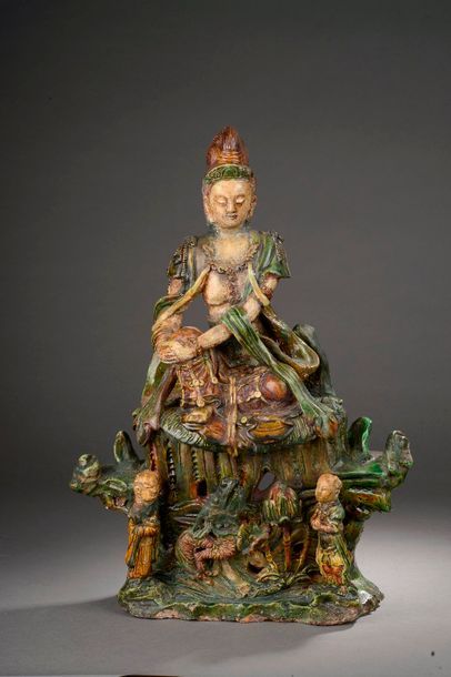 null Le Boddhisattva Kwan Yin assis en délassement sur un haut tertre moulé à la...