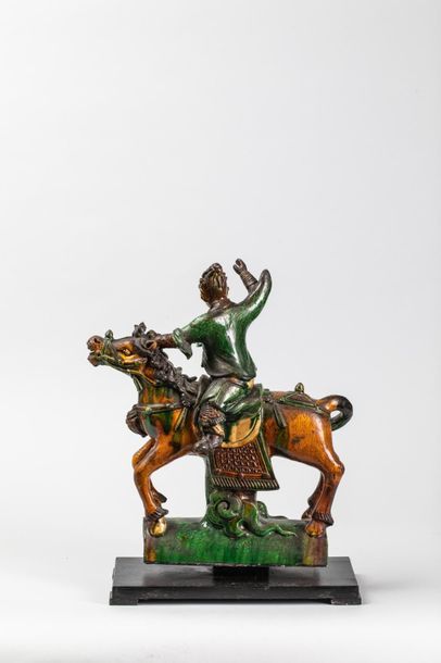 null Tuile faitière illustrée d'un cavalier sur sa monture. Céramique à glaçure sançaï...