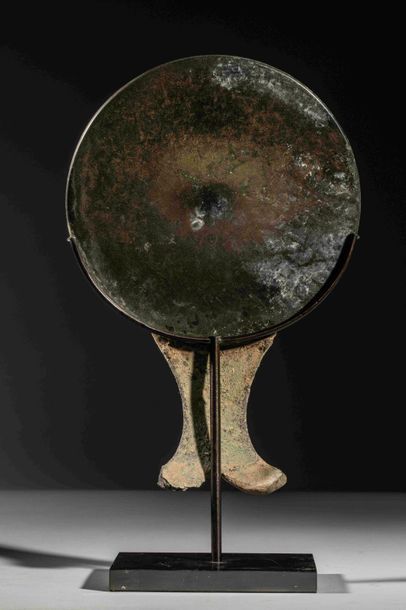 null Miroir circulaire en bronze orné de cercles concentriques et tenon en queue...