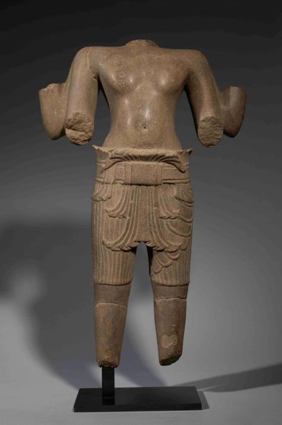 null Torse de divinité masculine, sans doute Vishnu à quatre bras en posture hiératique,...