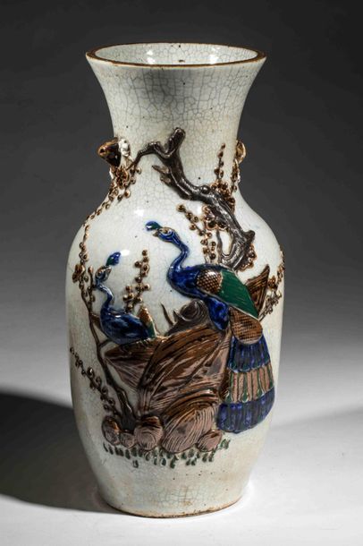 null Vase balustre en porcelaine de Nankin décoré de killins en émaux bleus sur glaçure...