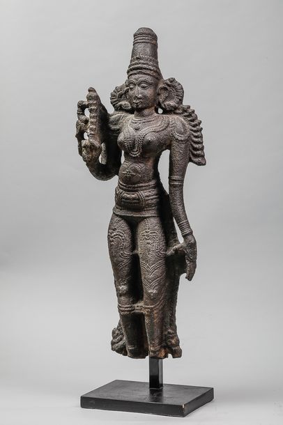 null Lakshmi debout en posture abanga coiffée d'une haute tiare Mukuta figurée nue...