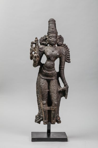 null Lakshmi debout en posture abanga coiffée d'une haute tiare Mukuta figurée nue...