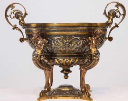 null COUPE EN BRONZE XIXè DANS LE GOUT DE SEVIN (1821-1888)

En Bronze doré richement...