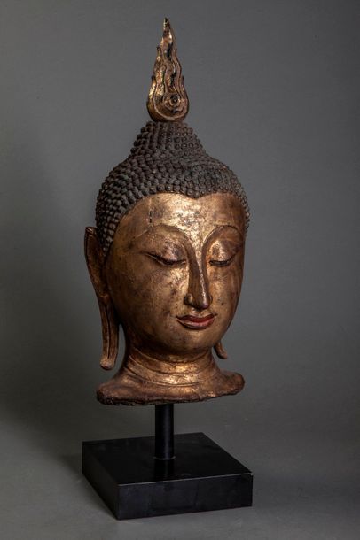 null Tête de Buddha coiffée de fines bouclettes surmontée d'un haut rasmi. Bois laqué...