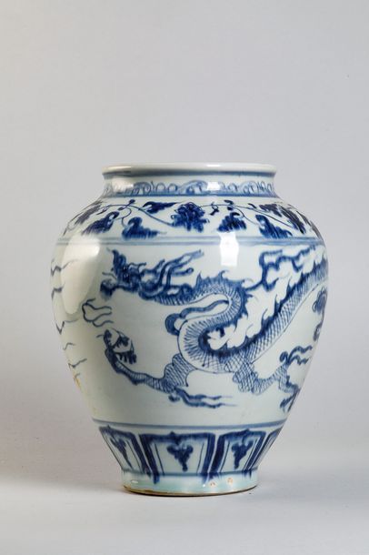 null Pot en porcelaine blanche décoré en bleu cobalt sous couverte d'un dragon convoitant...