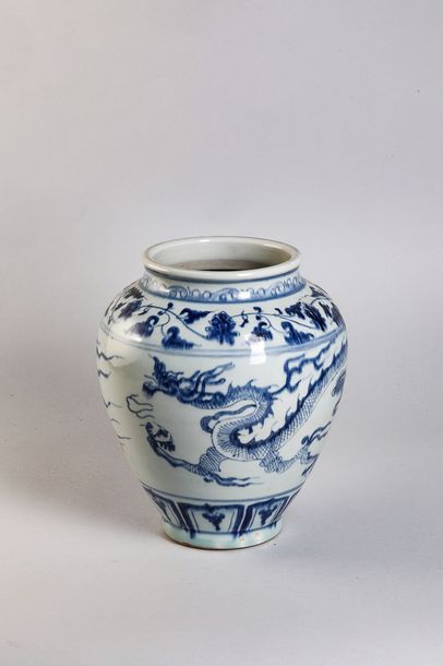null Pot en porcelaine blanche décoré en bleu cobalt sous couverte d'un dragon convoitant...