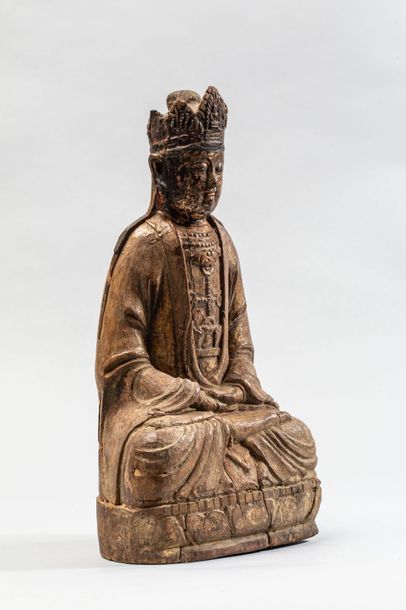 null Le Boddhisattva Kwan Yin assis en méditation paré d'une couronne à pétales et...