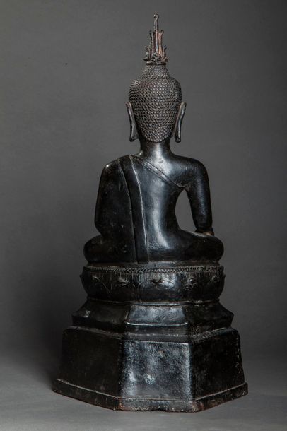 null Buddha Maravijaya assis en virasana sur un haut socle lotiforme, la main droite...