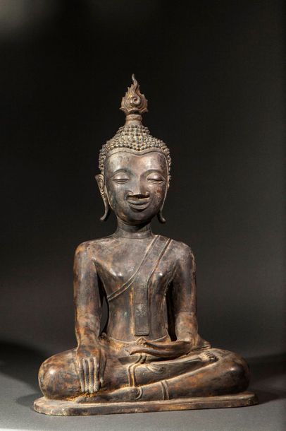 null Buddha Maravijaya assis en virasana sur un haut socle étagé lotiforme la main...
